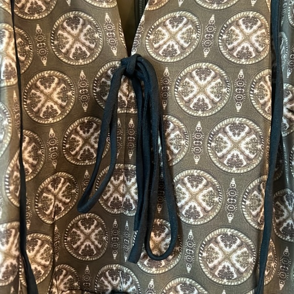 NWTAntonio Melani x Courtney Grow Delphine Medallion Printed Ruffle Hem Blouse - Picture 3 of 8